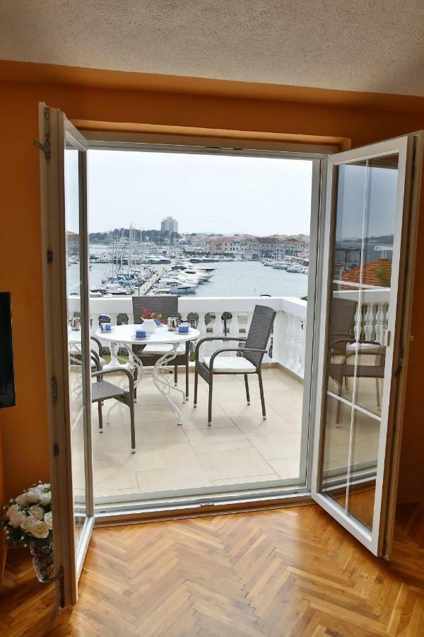 Apartment And Rooms Villa Kolonada Vodice Exterior foto